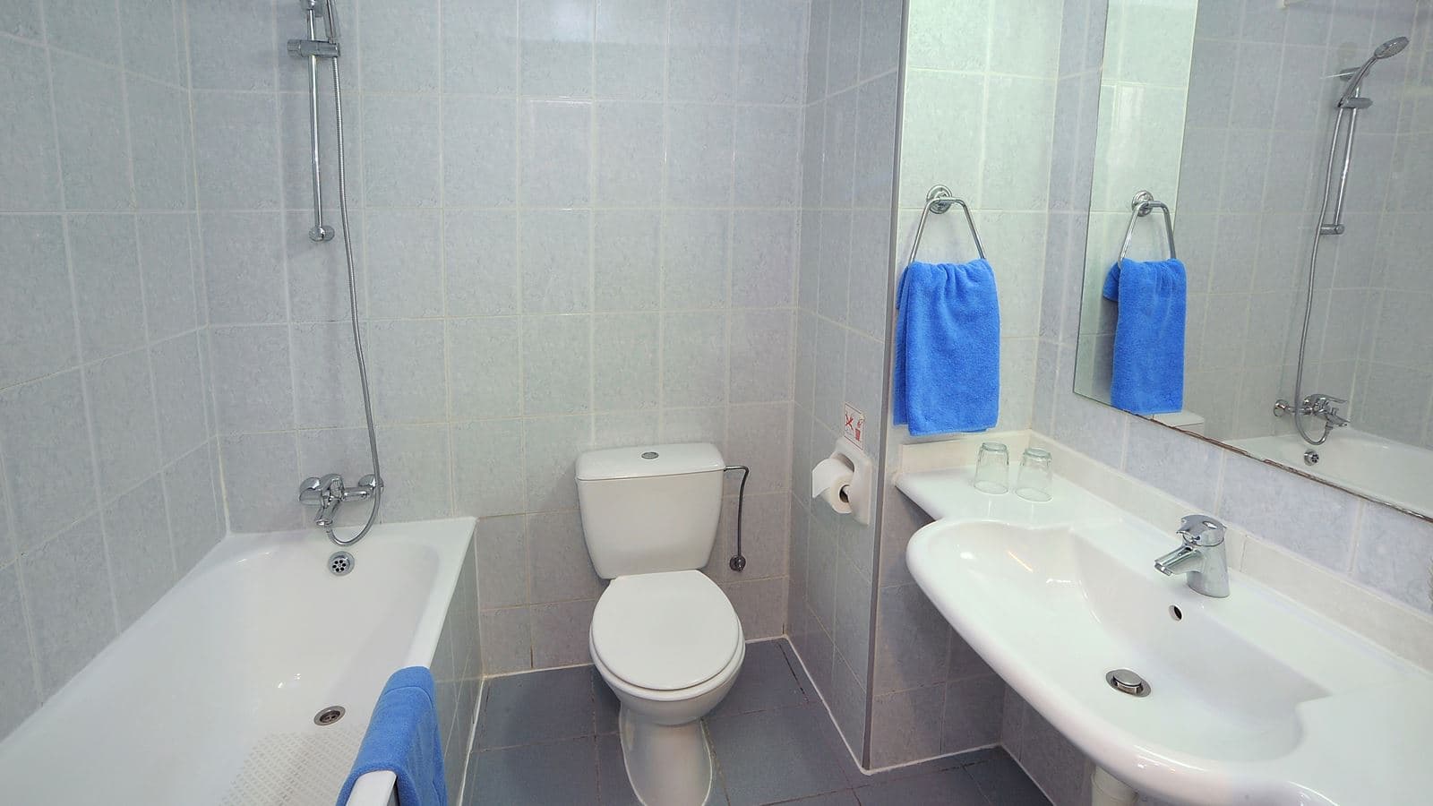 rooms-standard-room-poolsea-view-balcony