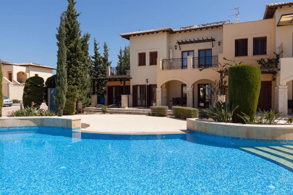 rooms-standard-apartment-sharedpoolterrace