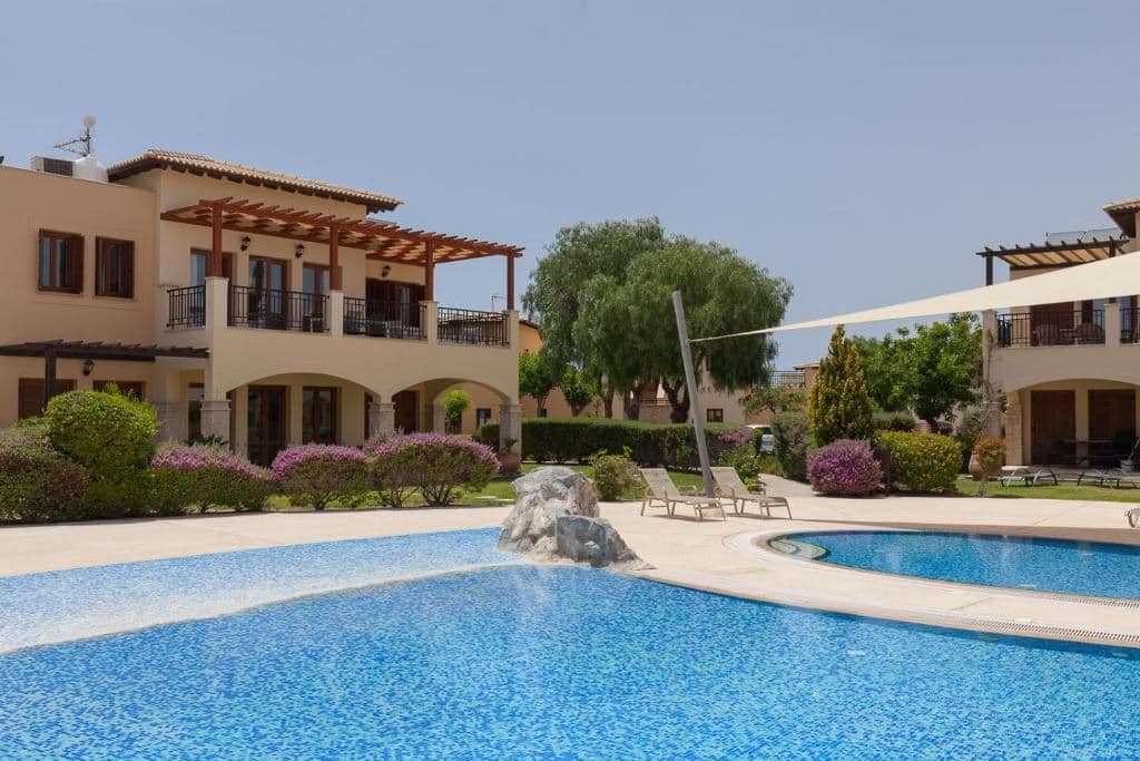 rooms-standard-apartment-sharedpoolterrace