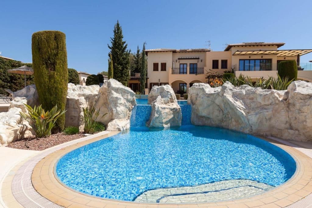 rooms-2-bedroom-standard-apartment-sharedpoolterrace