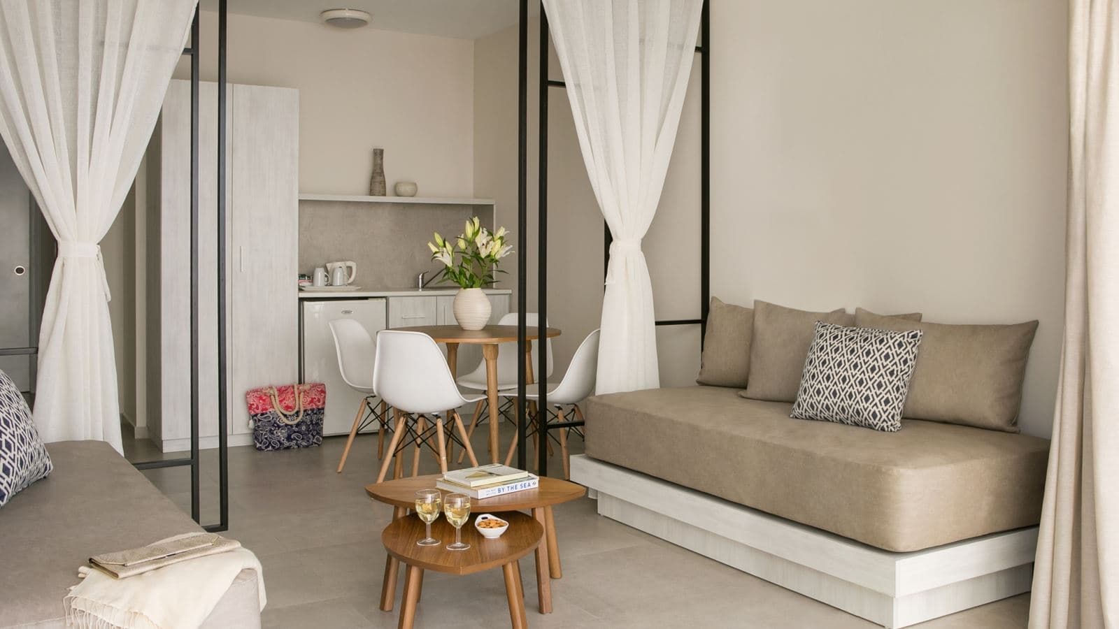 rooms-1-bedroom-suite-balcony-or-terrace