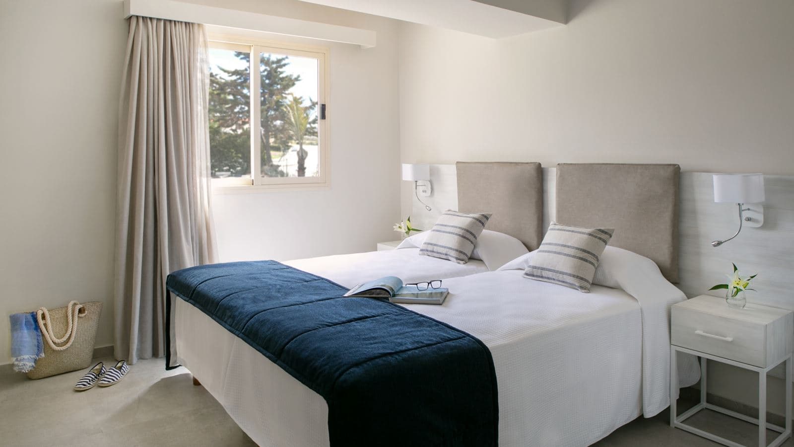 rooms-1-bedroom-suite-poolview-balcony-or-terrace