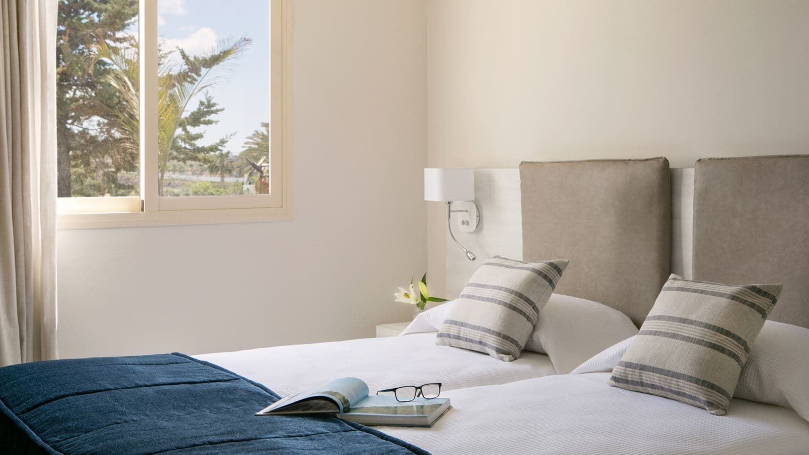 rooms-1-bedroom-suite-poolview-balcony-or-terrace