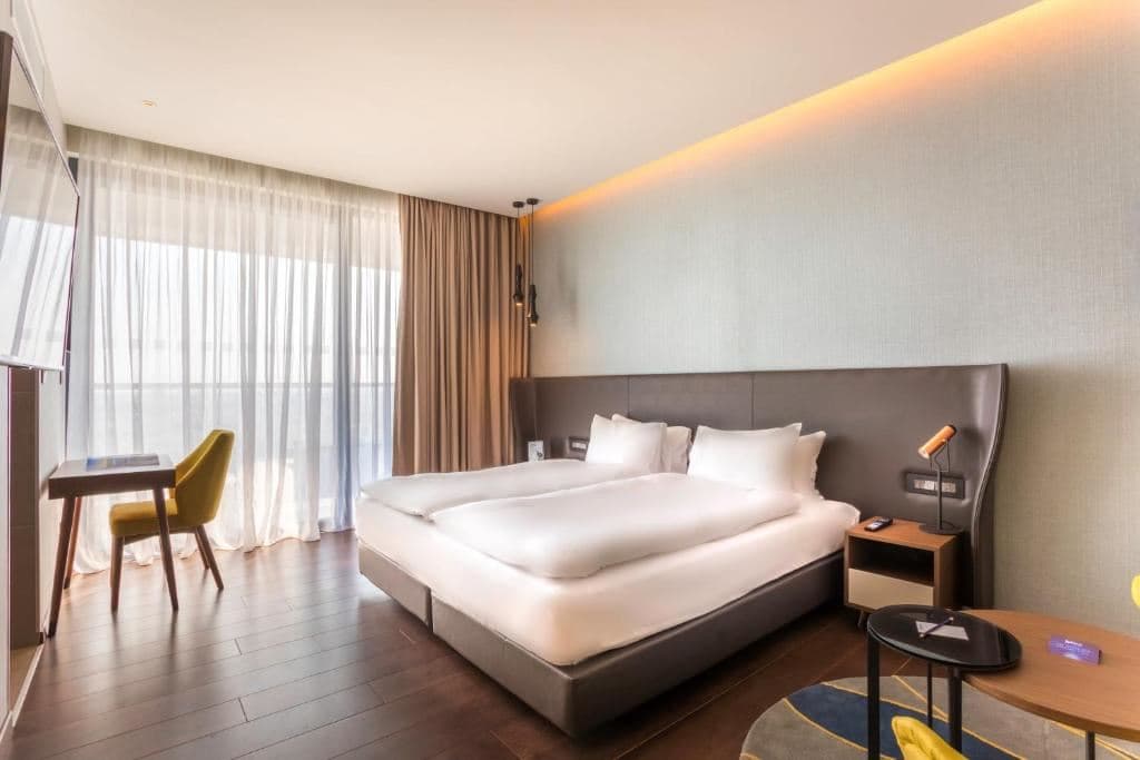 rooms-singleuse-superior-room-cityview-balcony