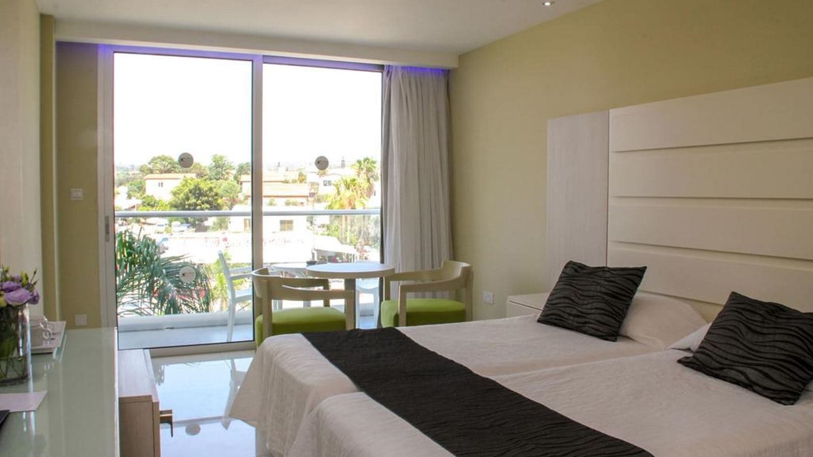 rooms-standard-room-balcony