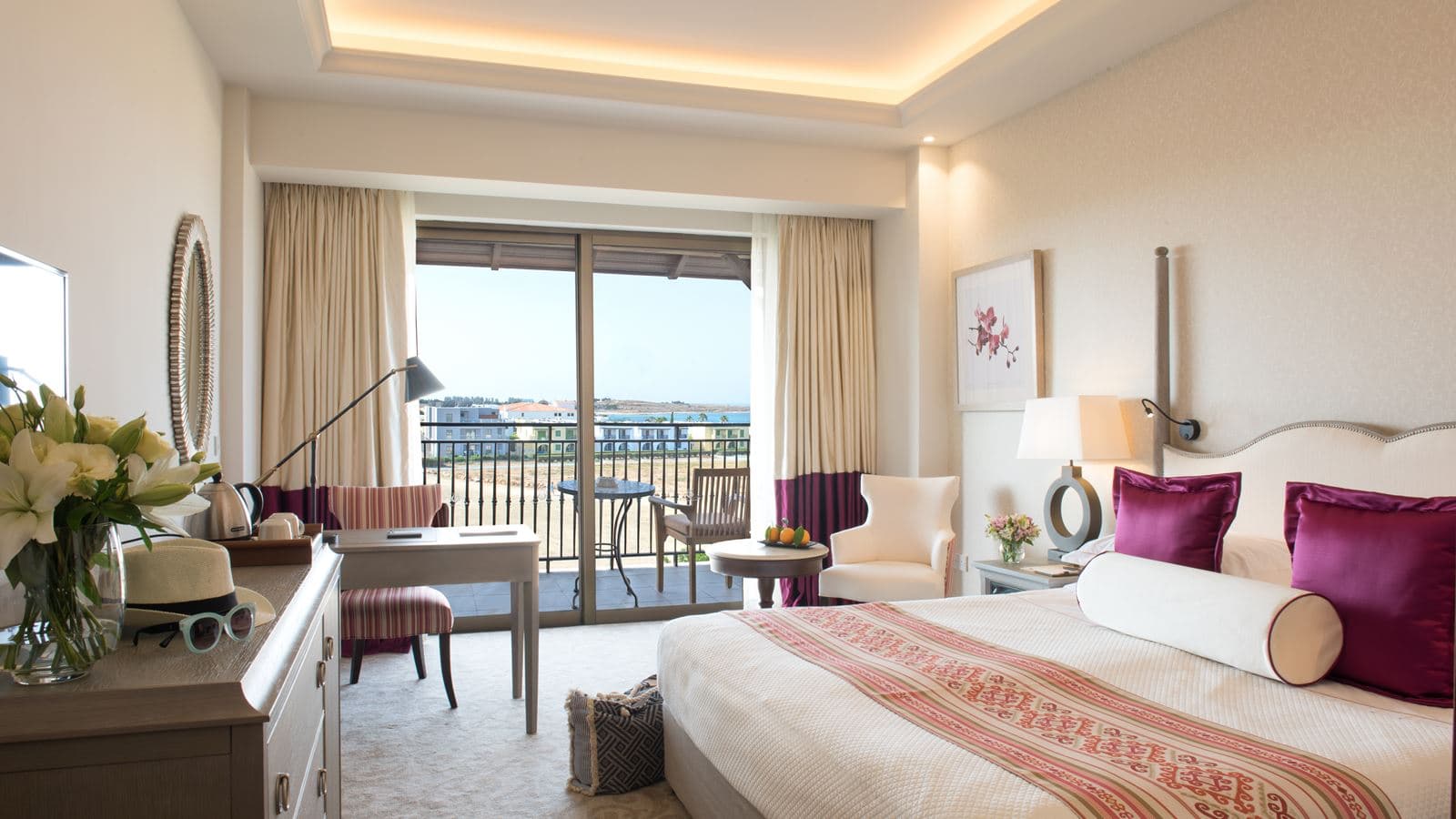 rooms-twin-deluxe-room-lateralseaview