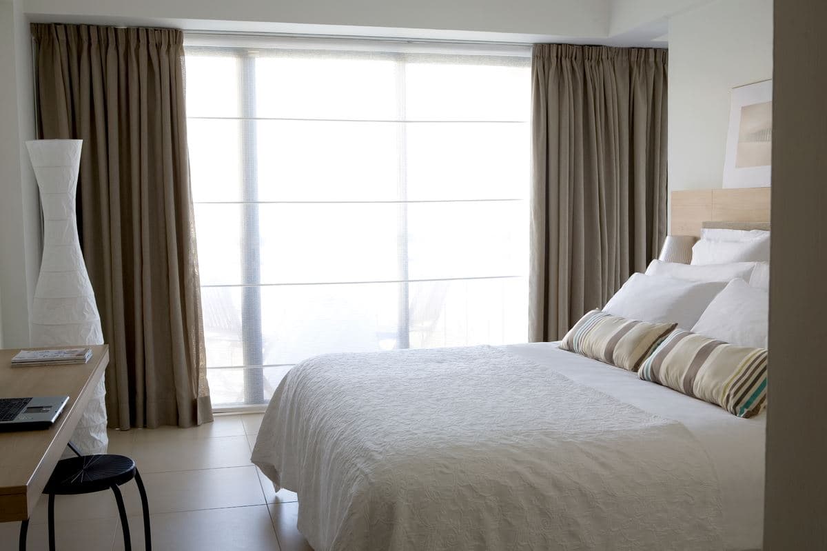 rooms-standard-room-lateralseaview-balcony