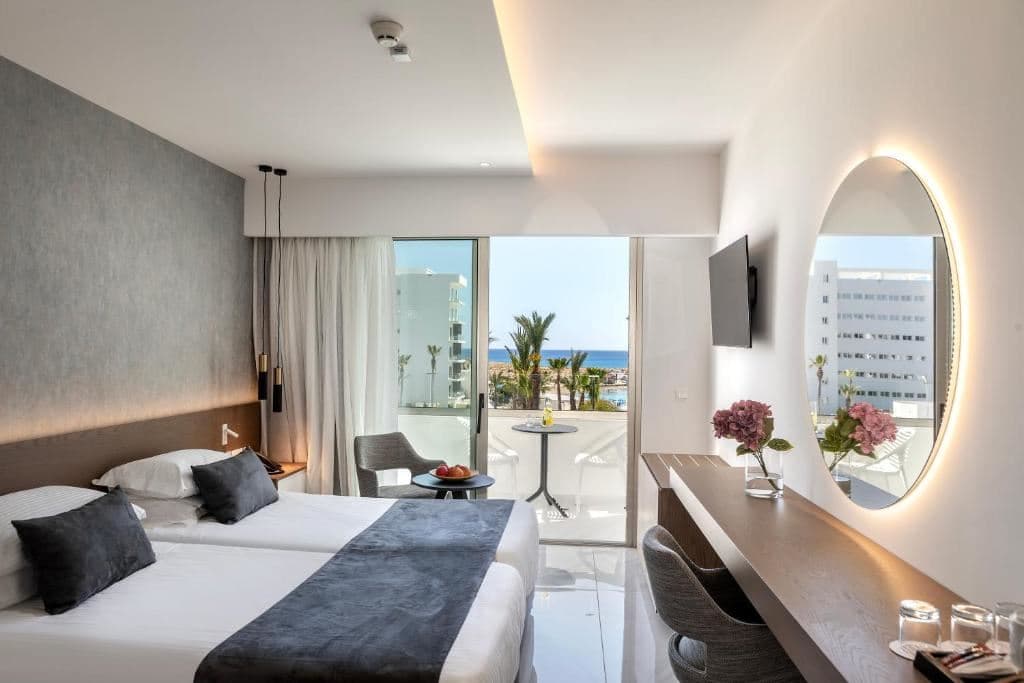 rooms-standard-room-lateral-sea-view-balcony-or-terrace
