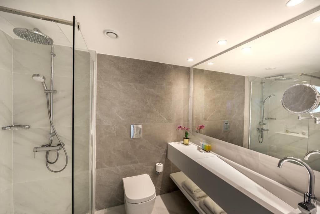 rooms-standard-room-lateral-sea-view-balcony-or-terrace