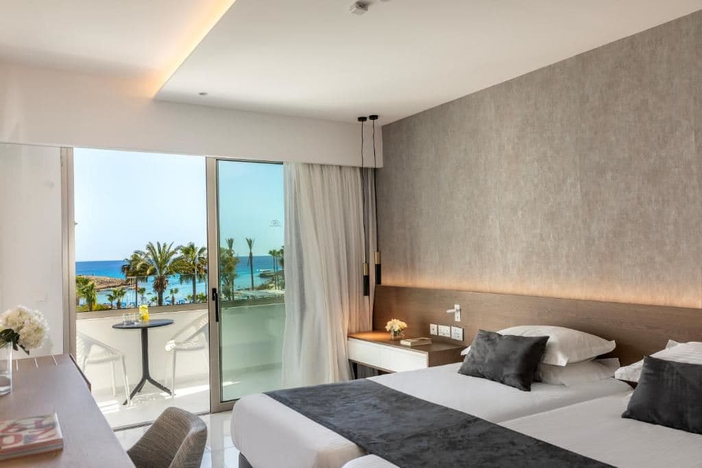 rooms-standard-room-lateral-sea-view-balcony-or-terrace
