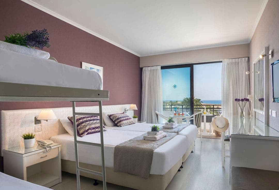 rooms-family-room-sea-view-balcony