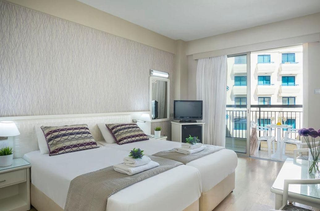 rooms-room-balcony-promotion