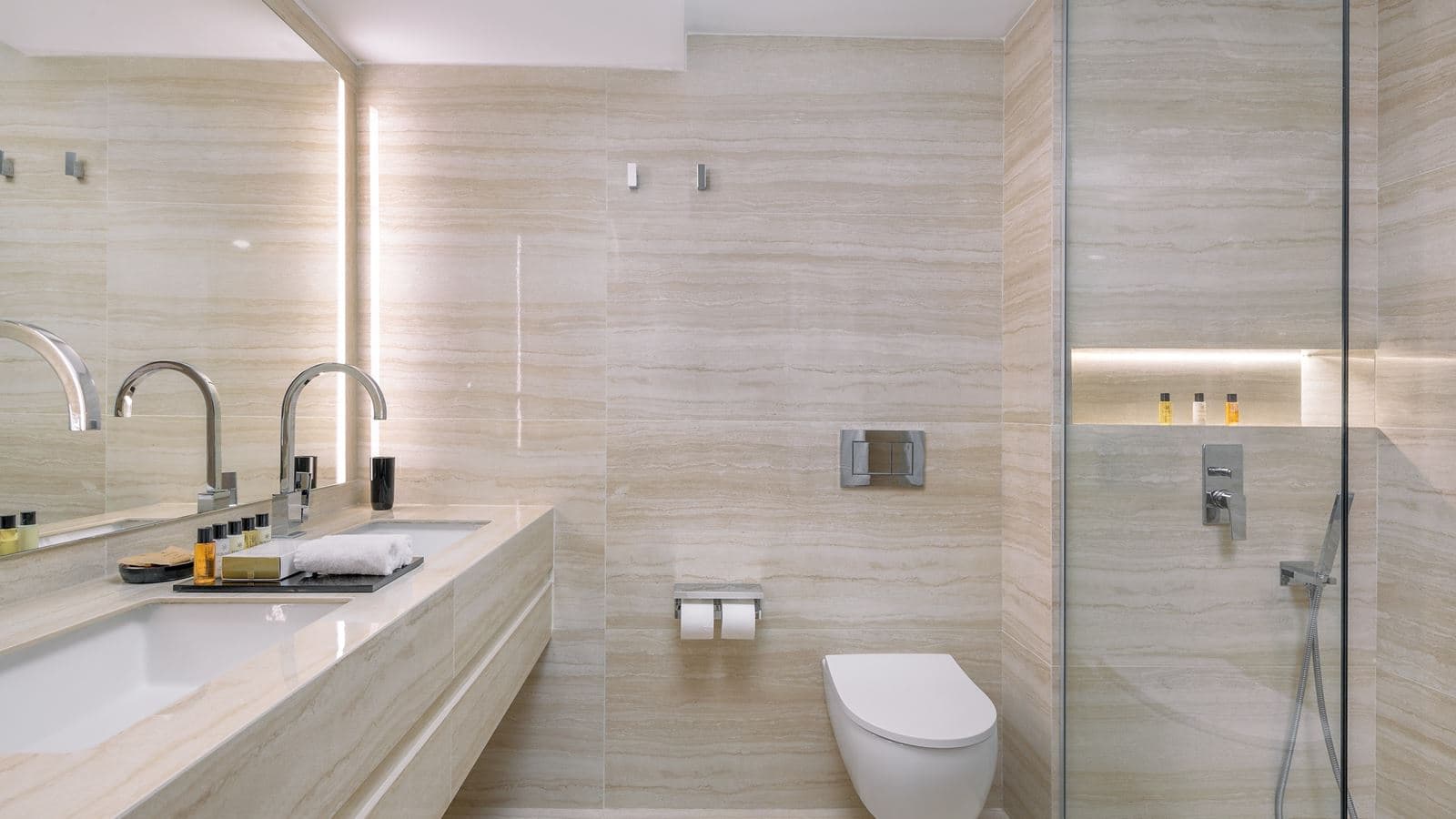 rooms-single-deluxe-lateralseaview-balcony