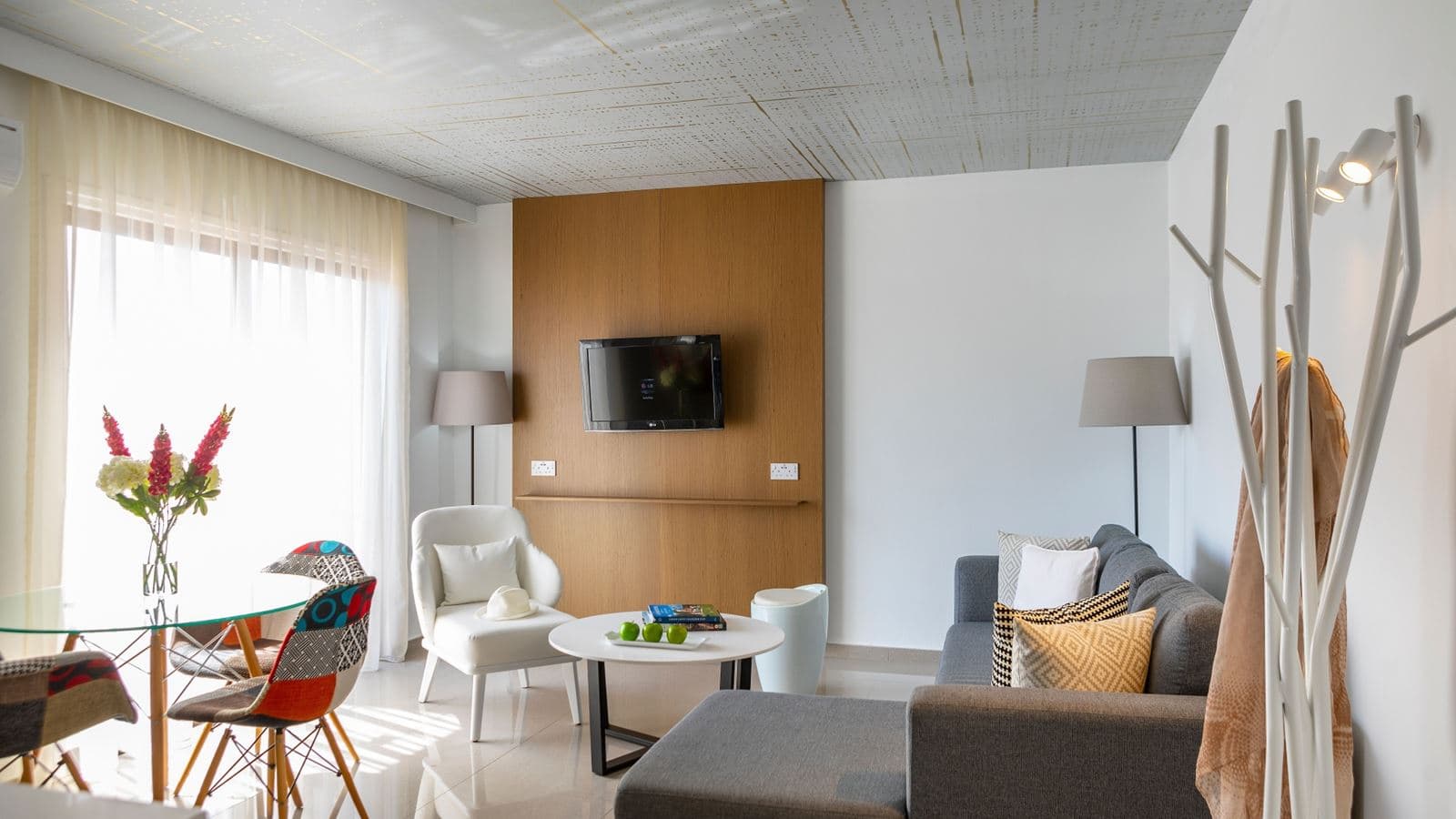 rooms-1-bedroom-suite-balcony-or-terrace
