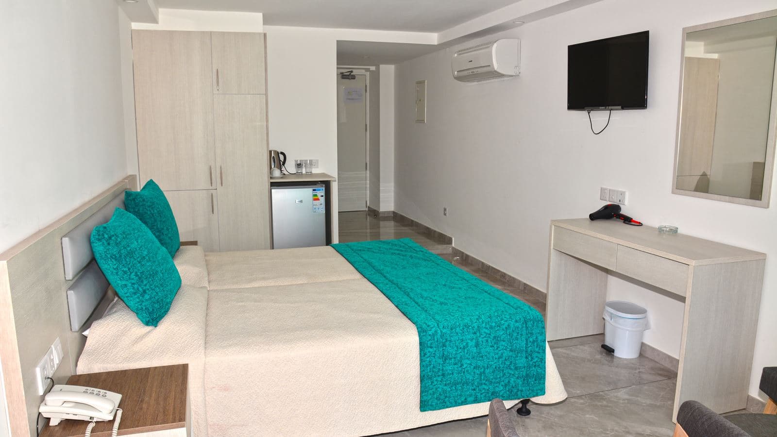 rooms-standard-roompoolviewbalcony