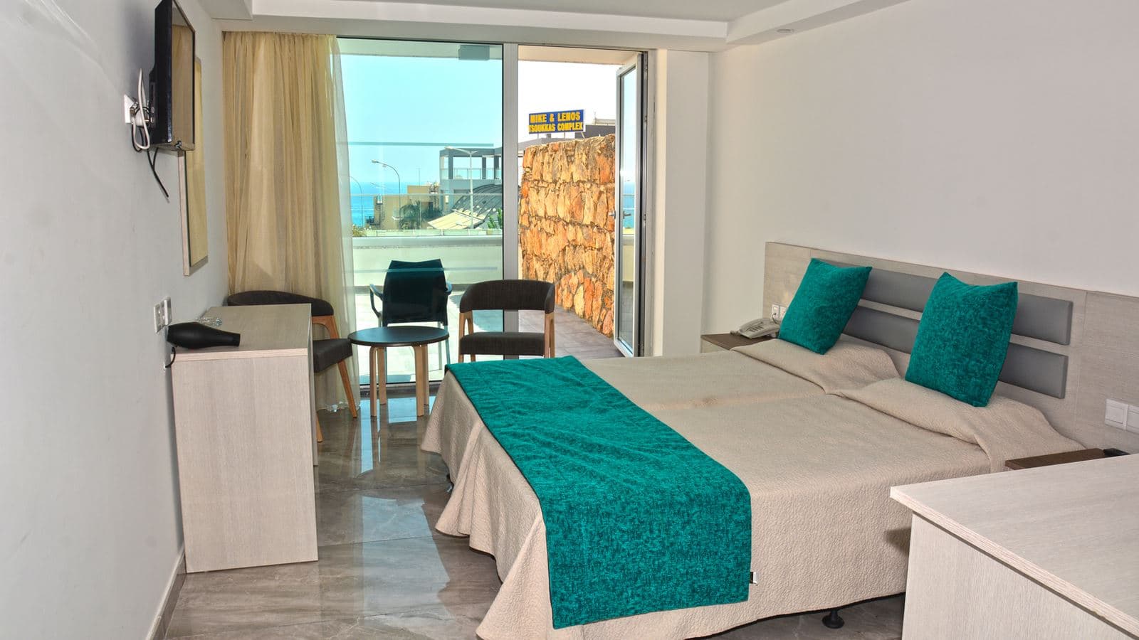 rooms-standard-roompoolviewbalcony
