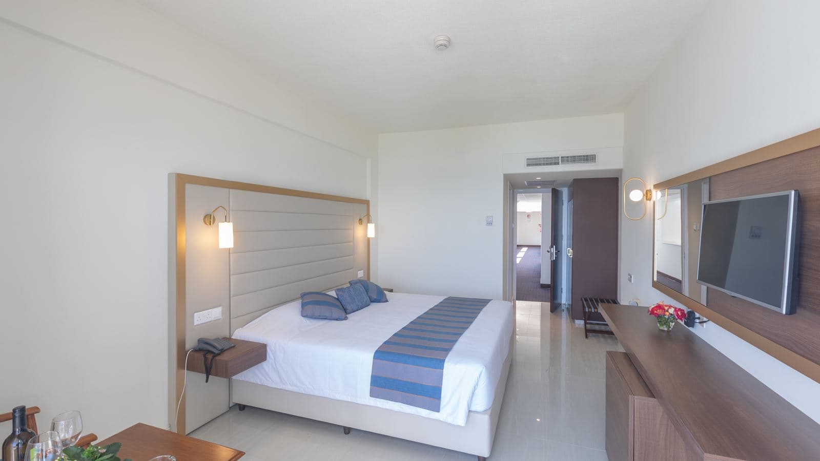 rooms-twin-standard-family-room--lateral-seaview-balcony-
