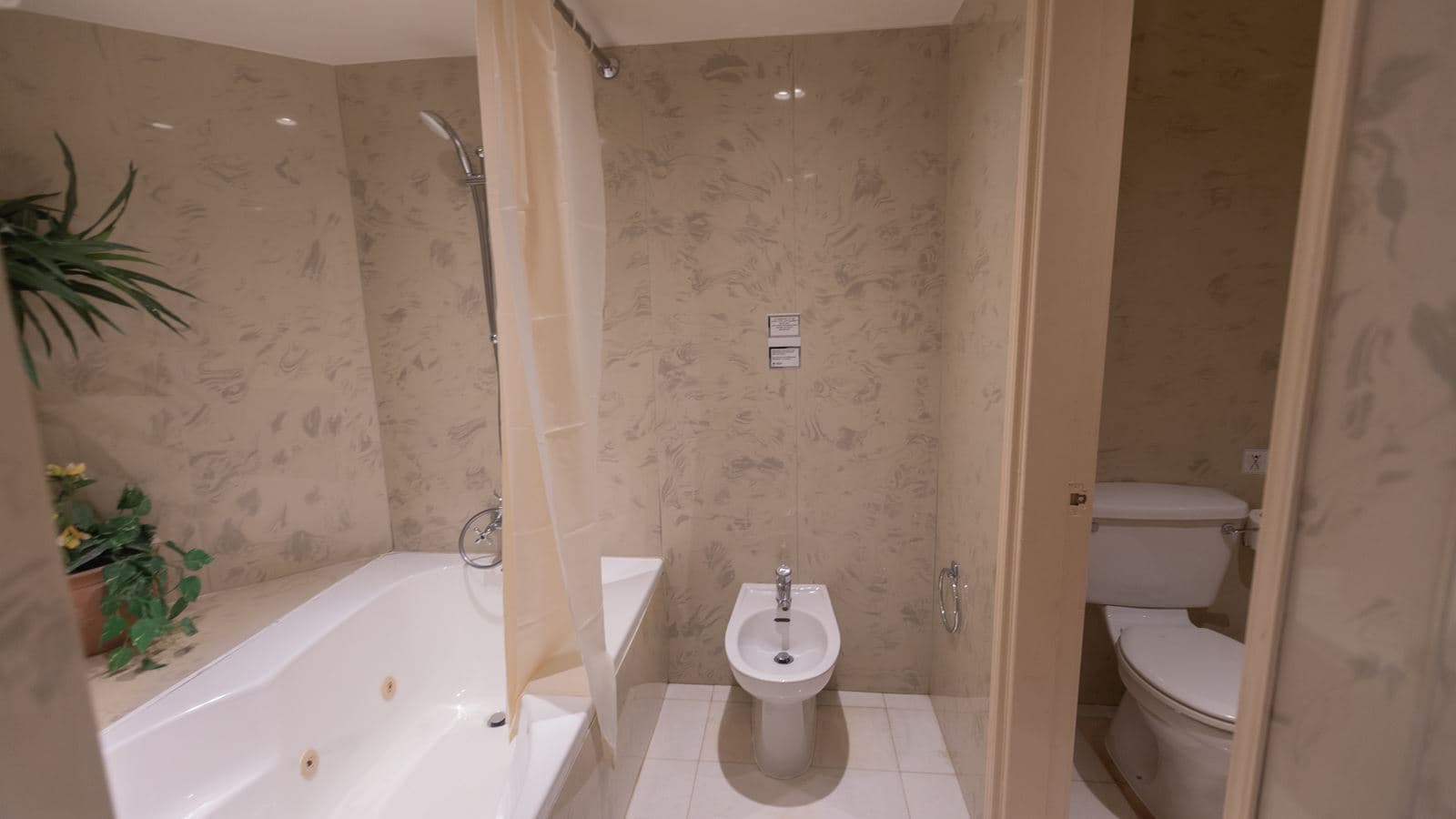 rooms-single-standard-room--lateral-seaview--balcony-