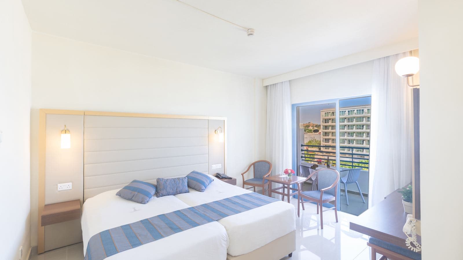 rooms-twin-standard-room--balcony