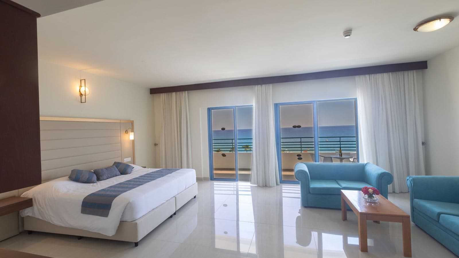 rooms-twin-standard-room--lateral-seaview--balcony-