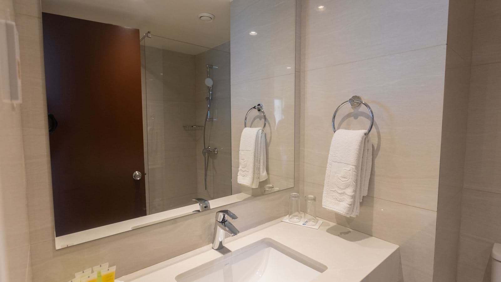 rooms-twin-standard-room--seafront--balcony-