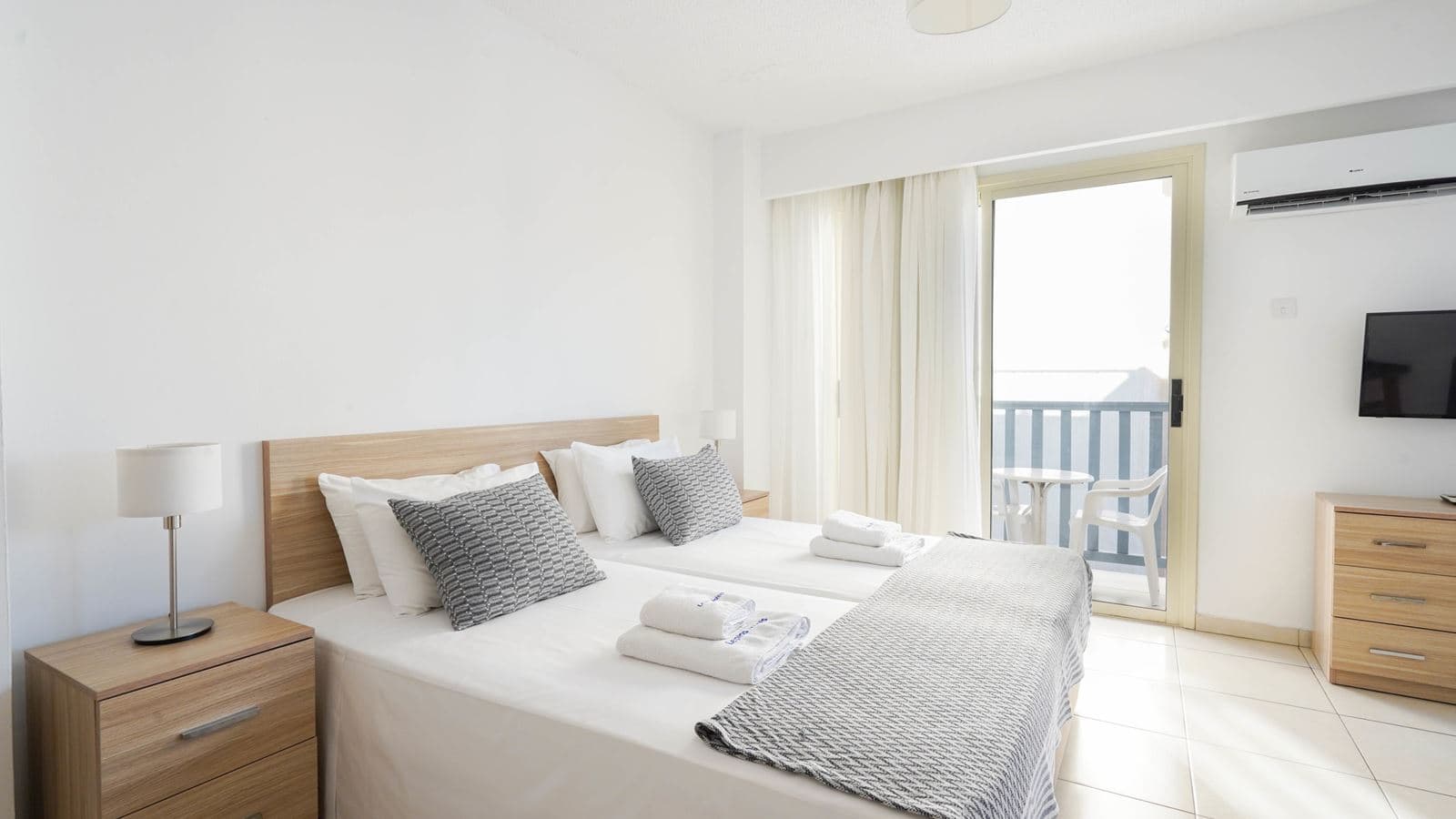 rooms-2-bedroom-standard-apartment--balcony