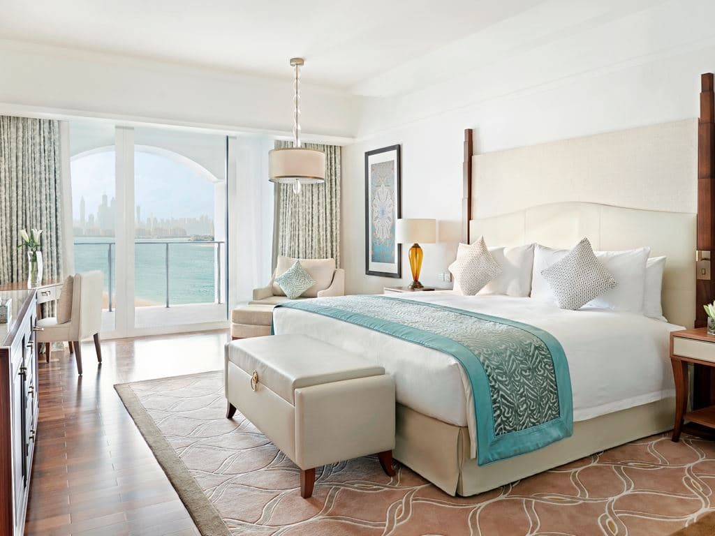 rooms-king-deluxe-skyline-sea-view-room