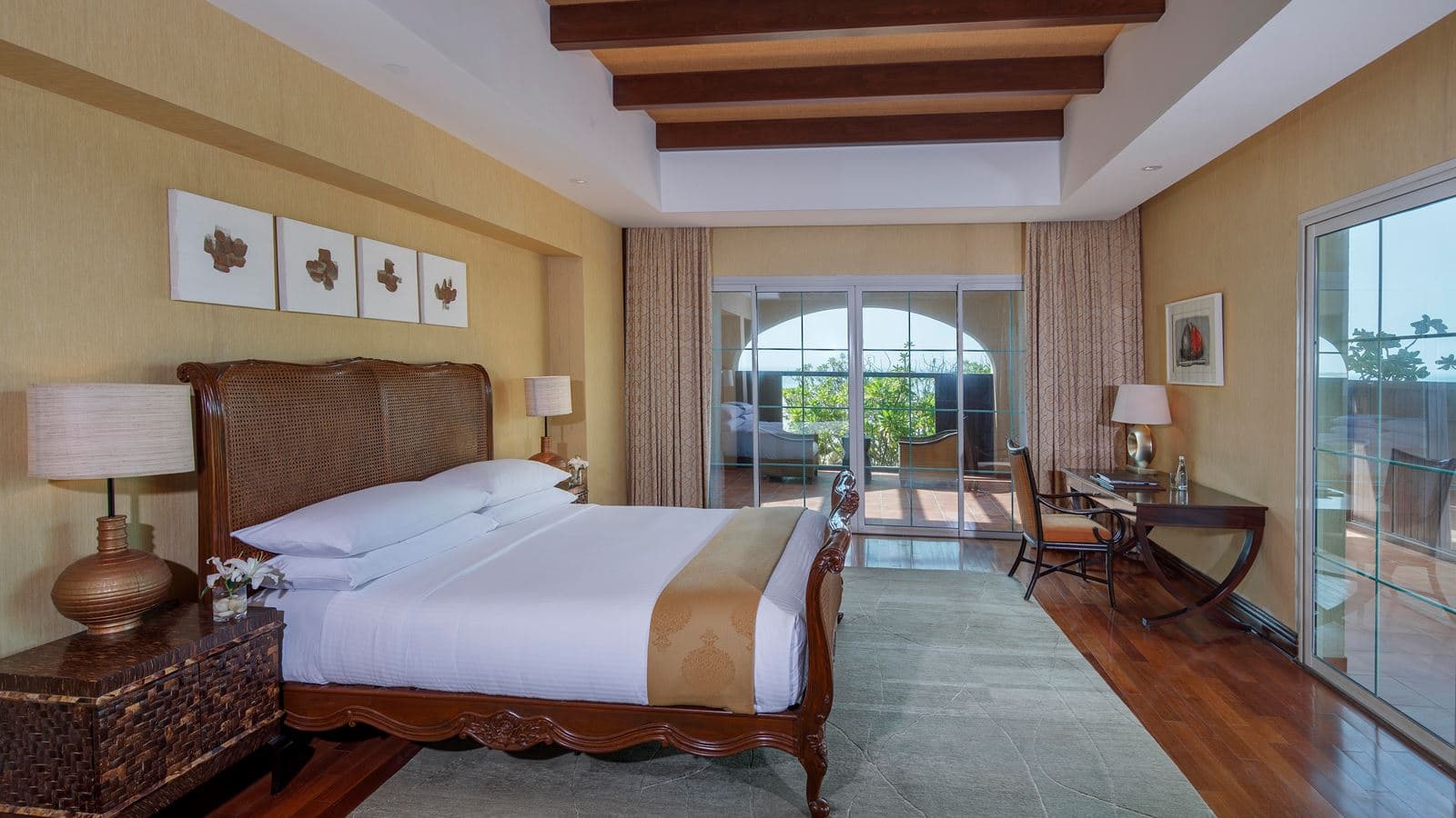 rooms-deluxe-sea-view-room