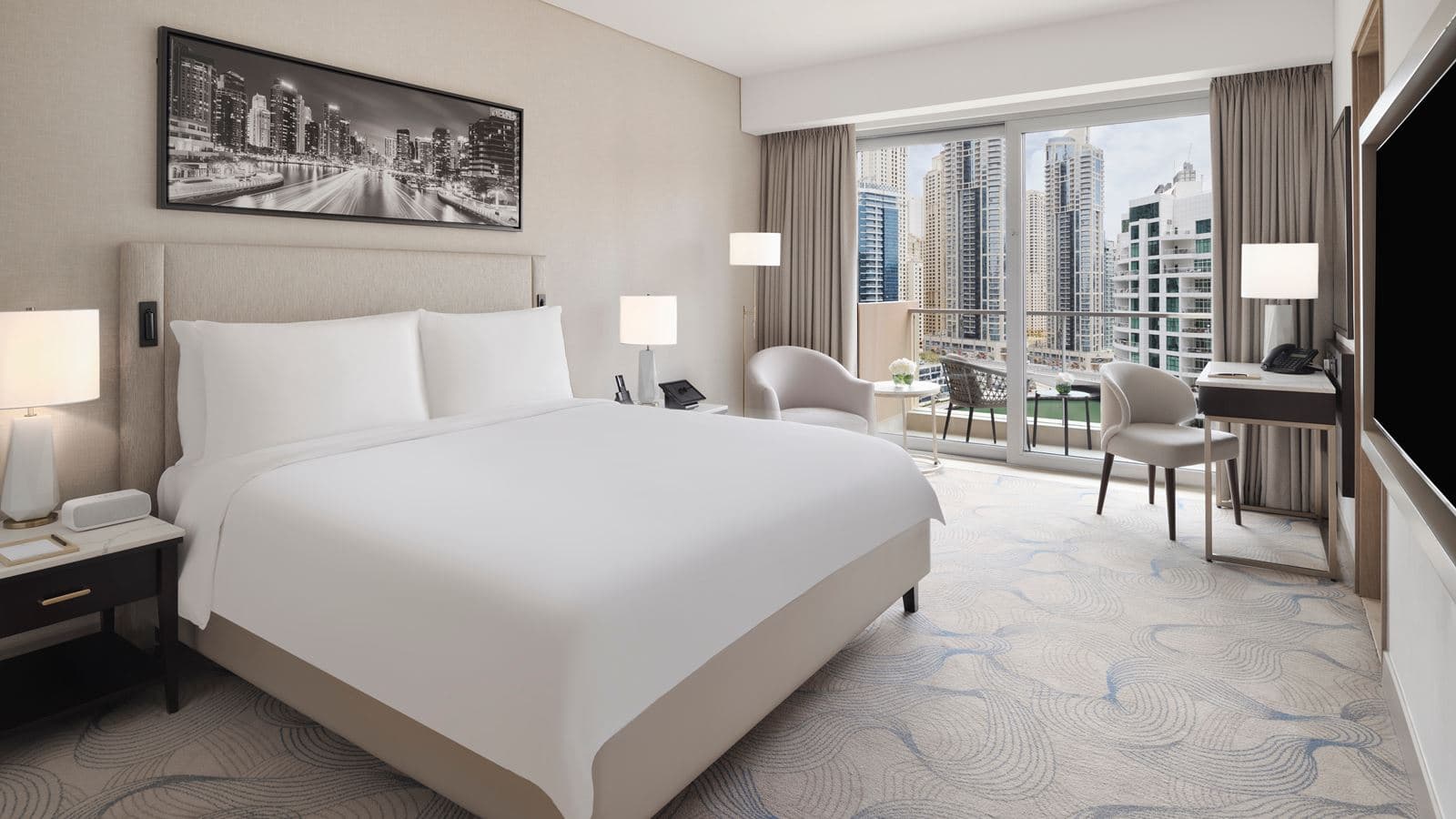 rooms-deluxe-guest-room-city-view