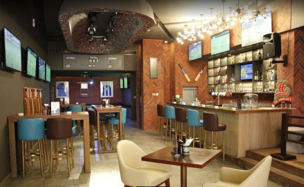 bars-the-huddle-spots-bar-and-grill