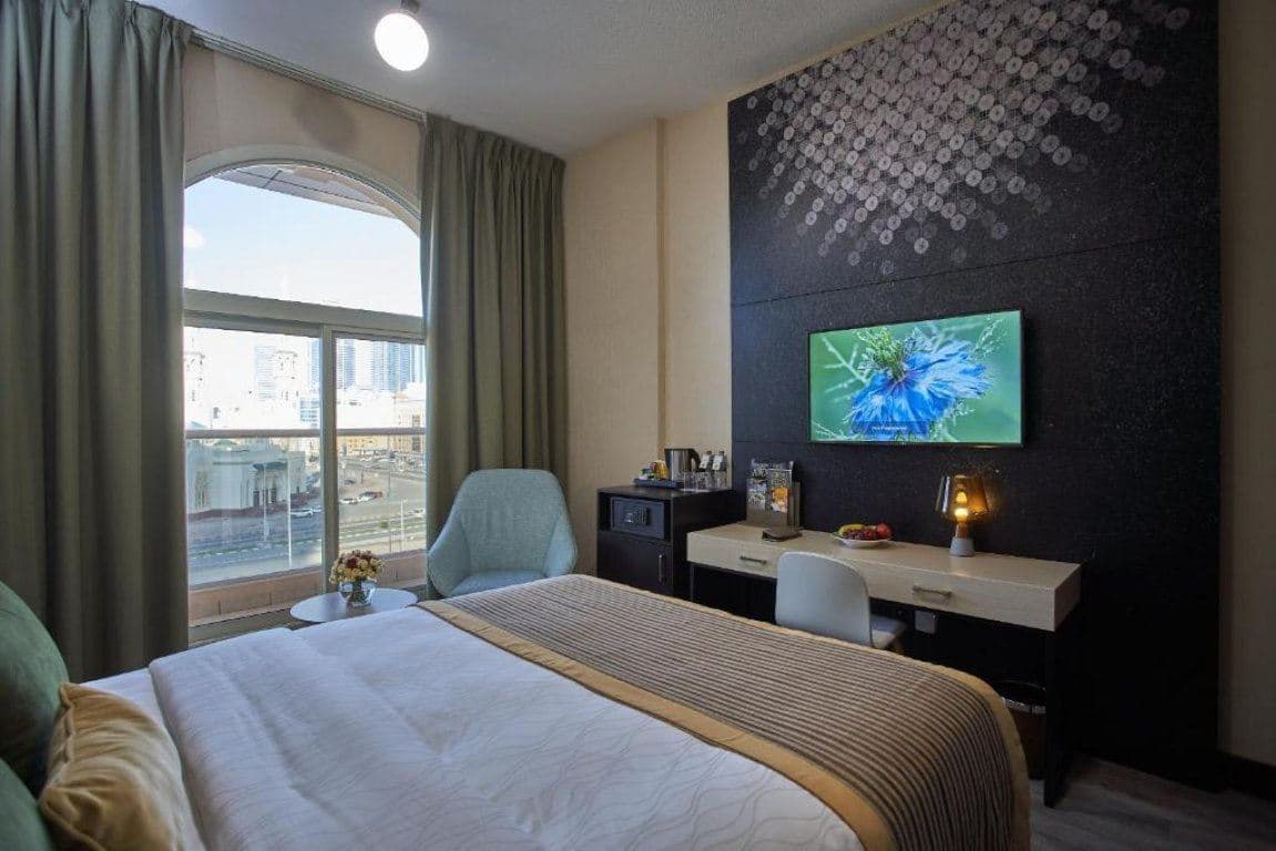 rooms-deluxe-king-room