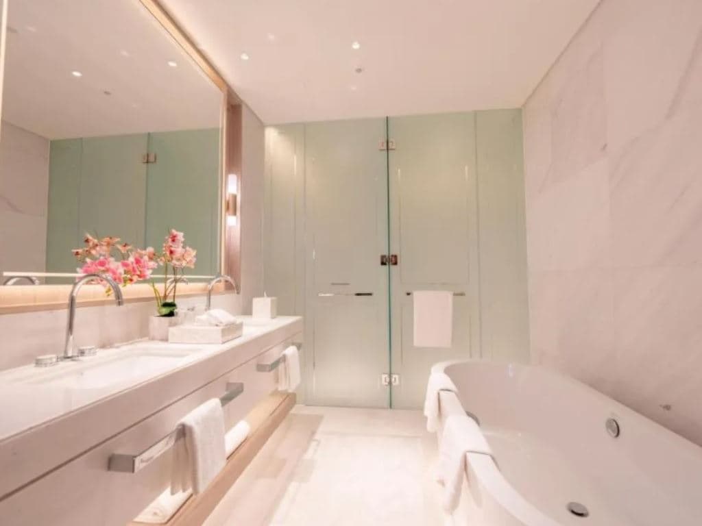 rooms-three-bedroom-residence-with-xl-pool