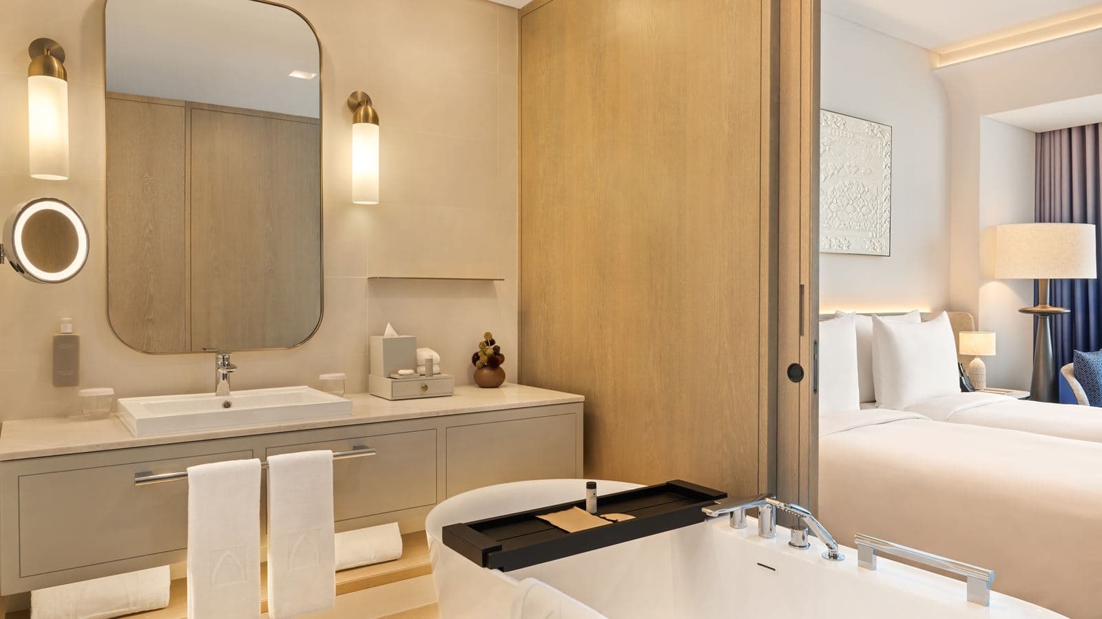 rooms-deluxe-canal-view-room-twin