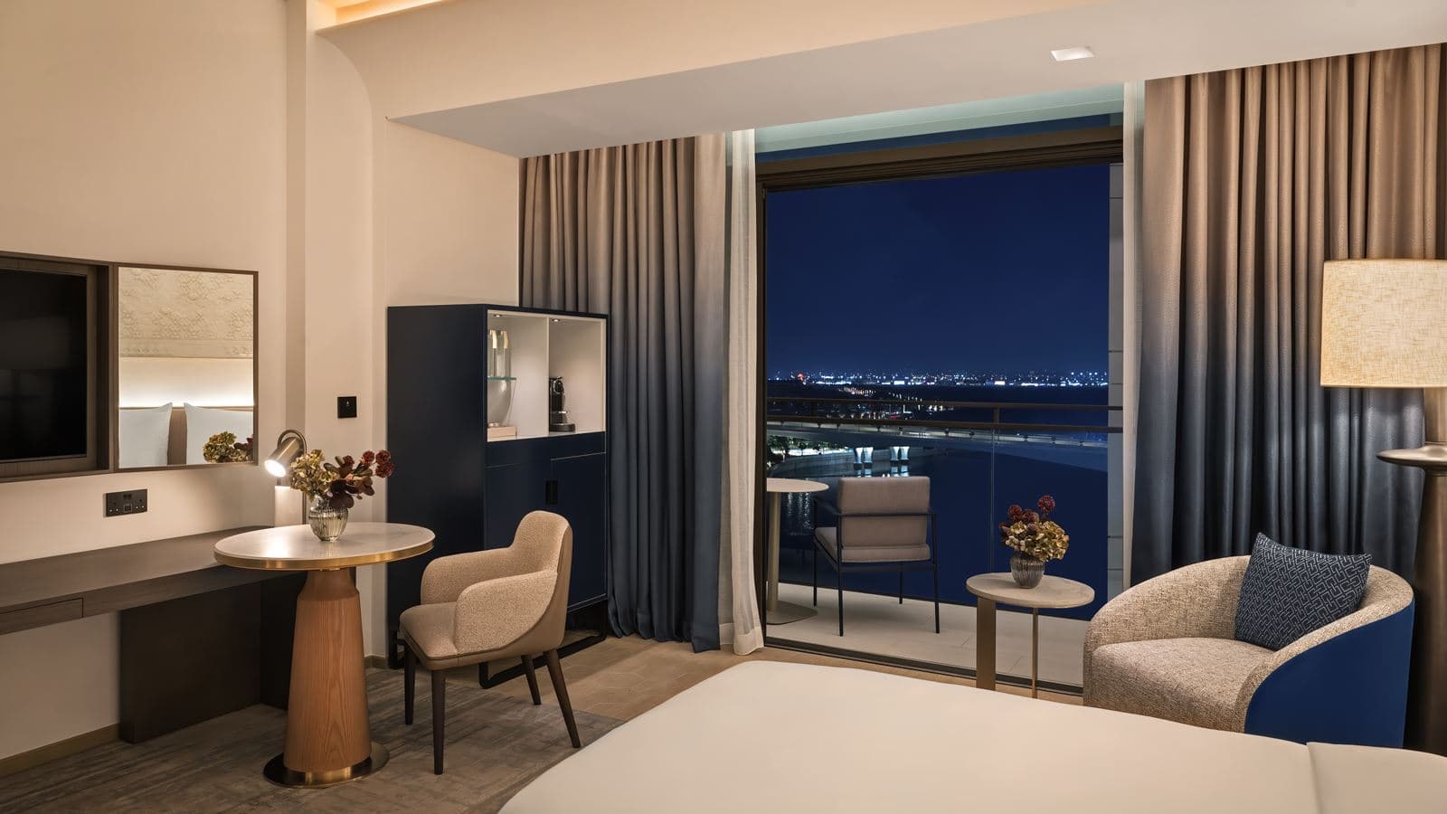 rooms-deluxe-canal-view-room-twin