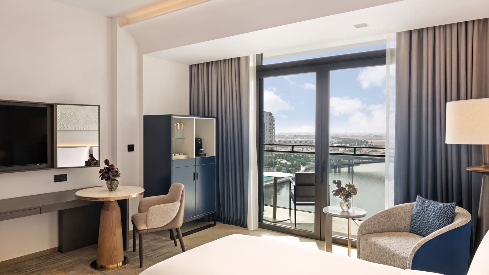 rooms-deluxe-canal-view-room-twin