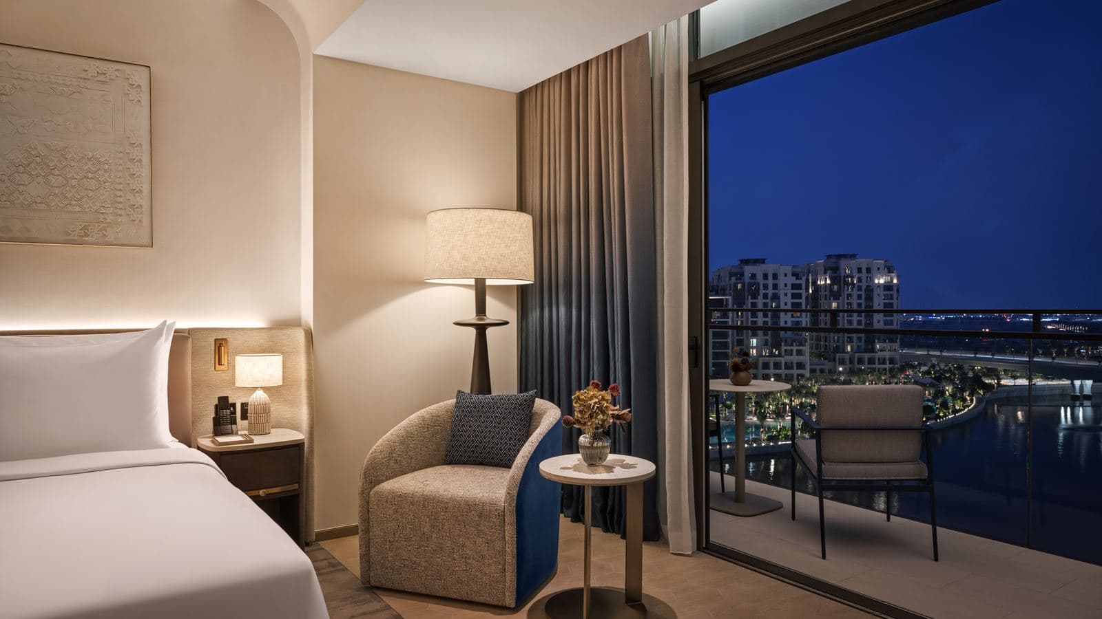 rooms-deluxe-canal-view-room-twin