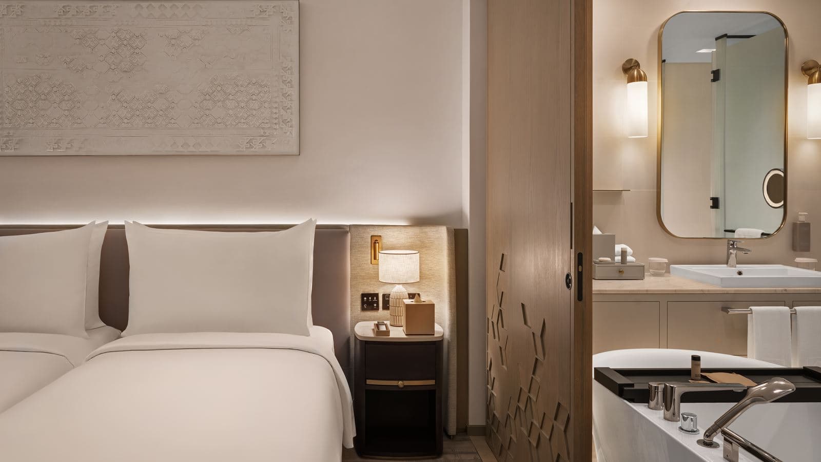 rooms-deluxe-canal-view-room-twin