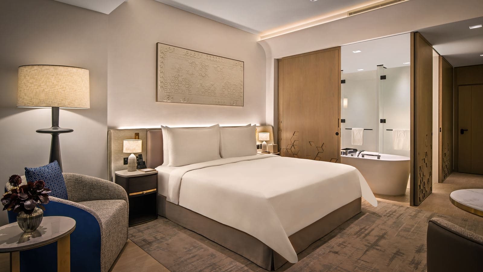 rooms-deluxe-partial-canal-view-king