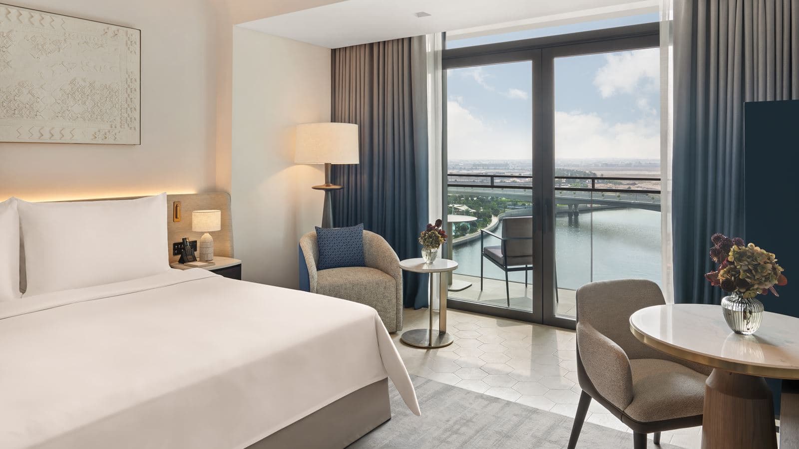 rooms-deluxe-canal-view-room-king