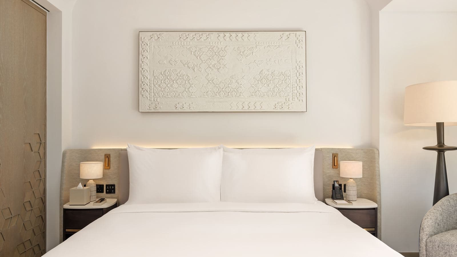 rooms-deluxe-canal-view-room-king