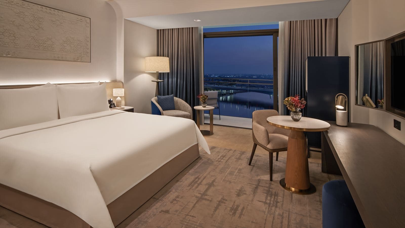 rooms-deluxe-canal-view-room-king