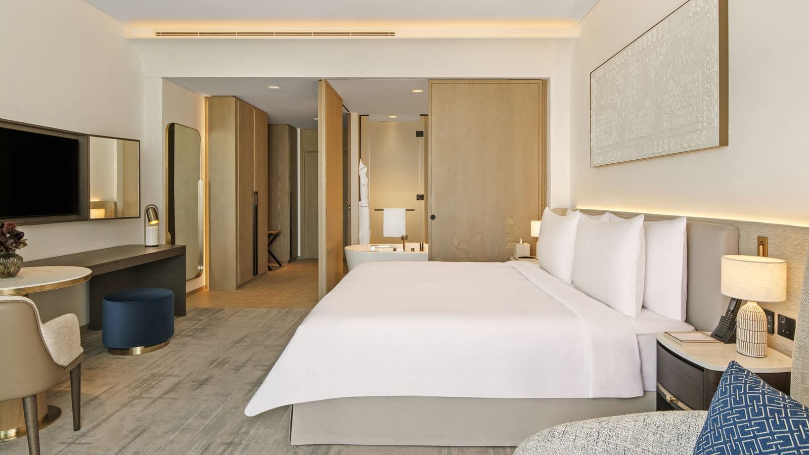 rooms-deluxe-canal-view-room-king