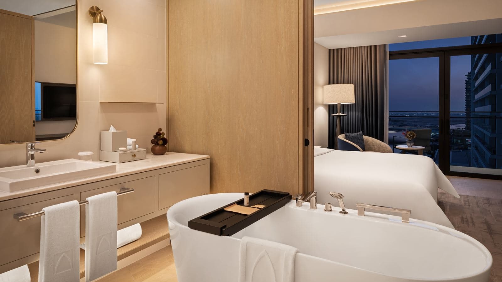 rooms-deluxe-canal-view-room-king