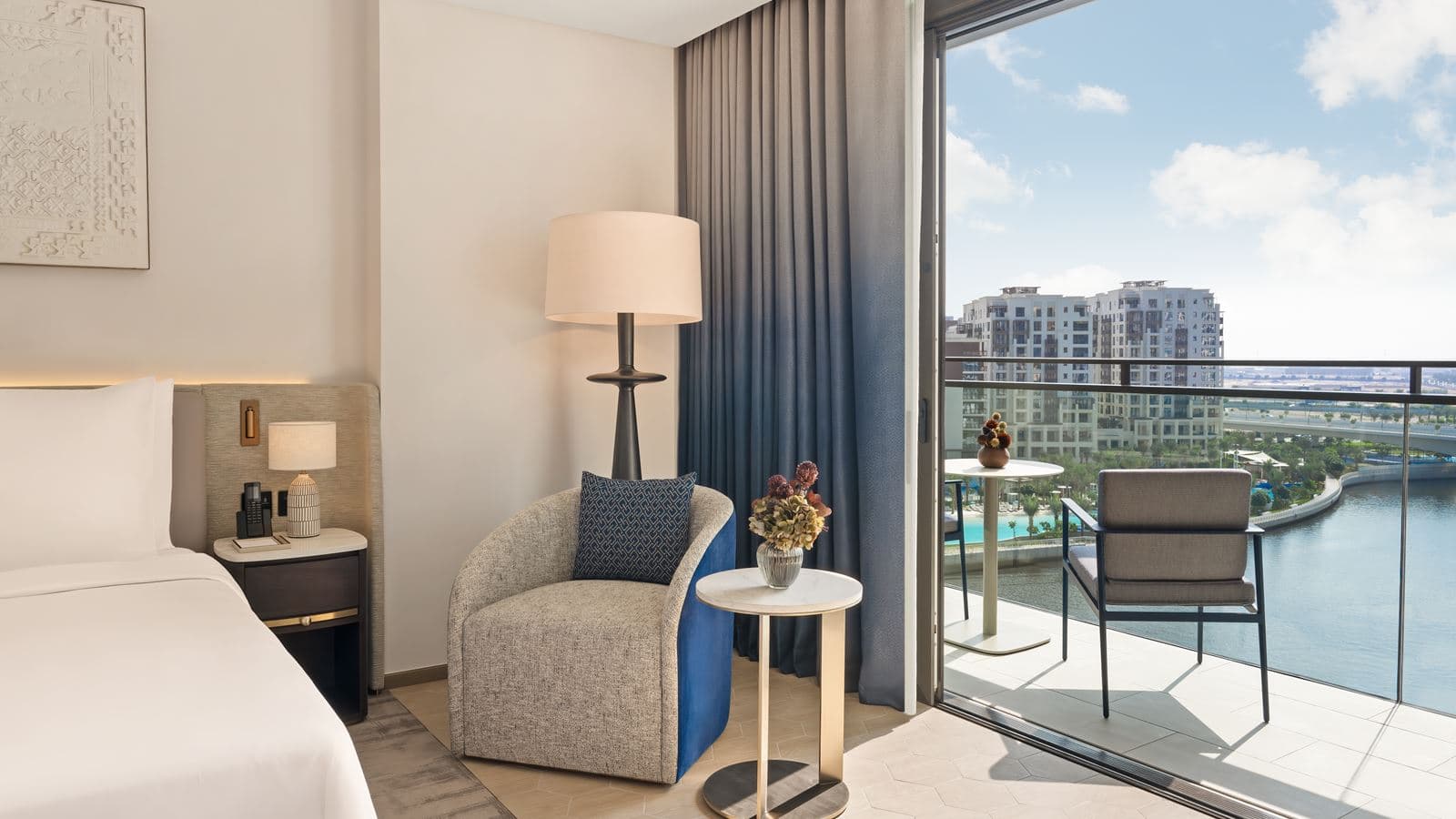 rooms-deluxe-canal-view-room-king