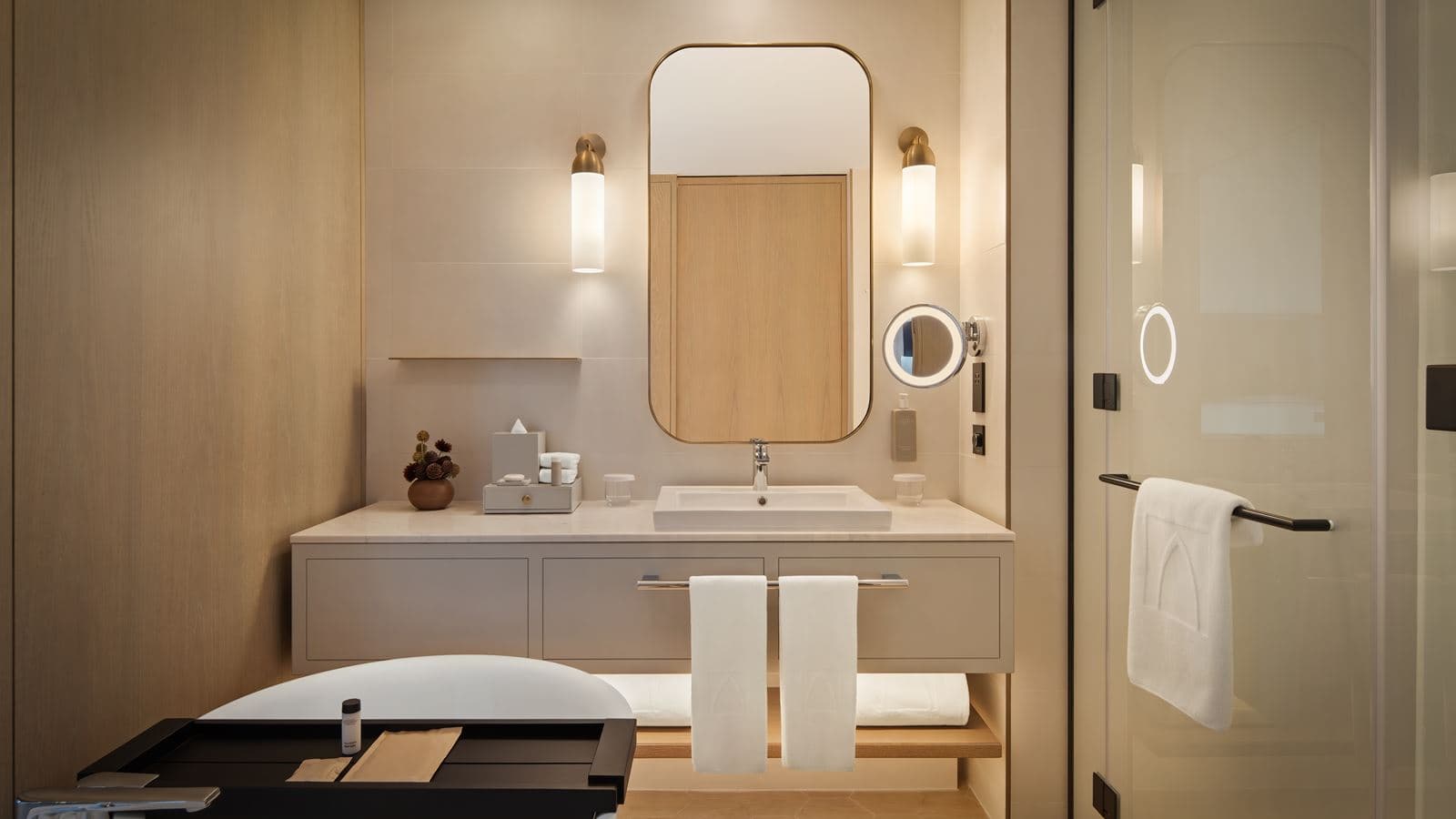 rooms-deluxe-canal-view-room-king