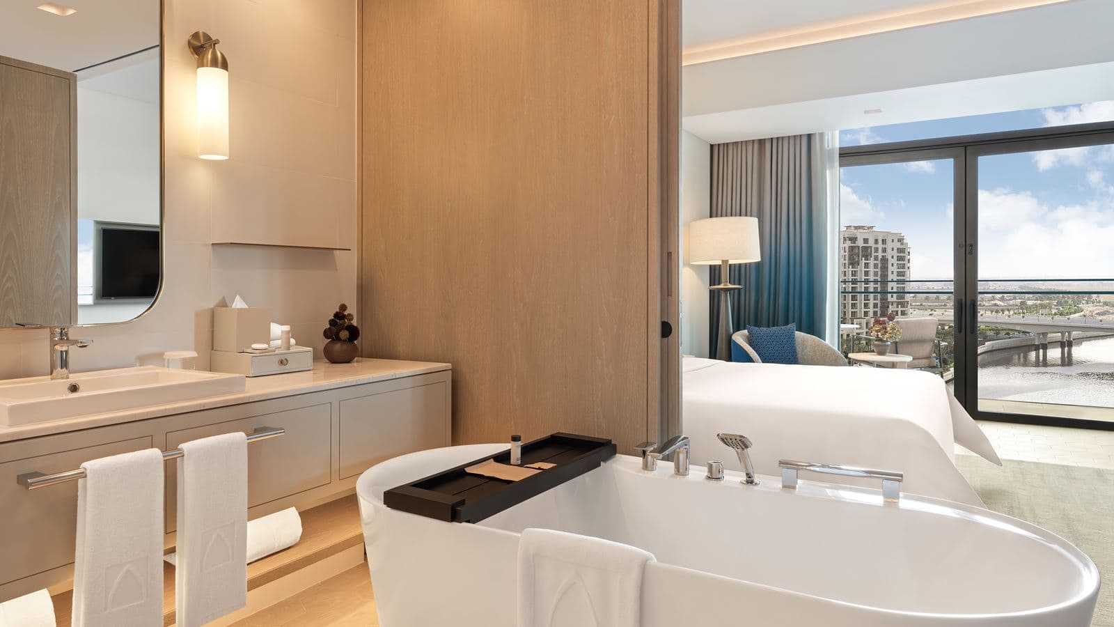 rooms-deluxe-canal-view-room-king