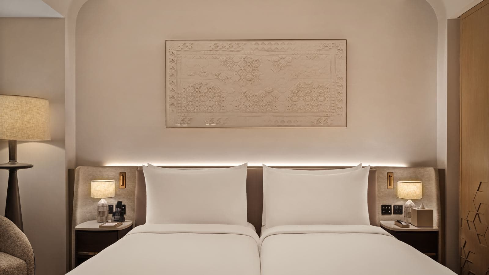 rooms-deluxe-partial-canal-view-twin