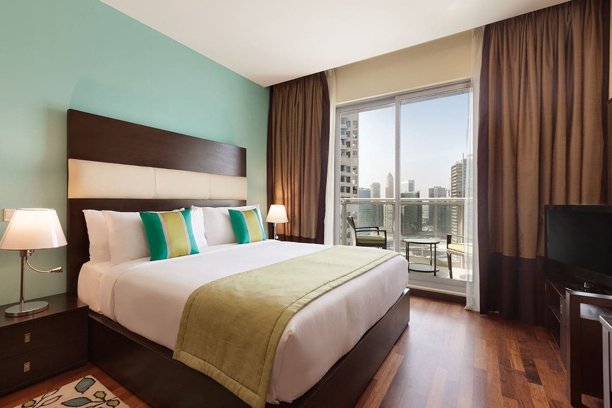 rooms-one-bedroom-deluxe-suite-city-view