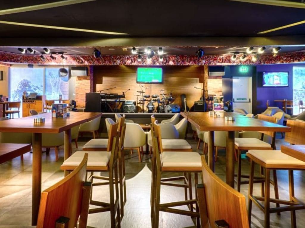 bars-the-huddle-sports-bar