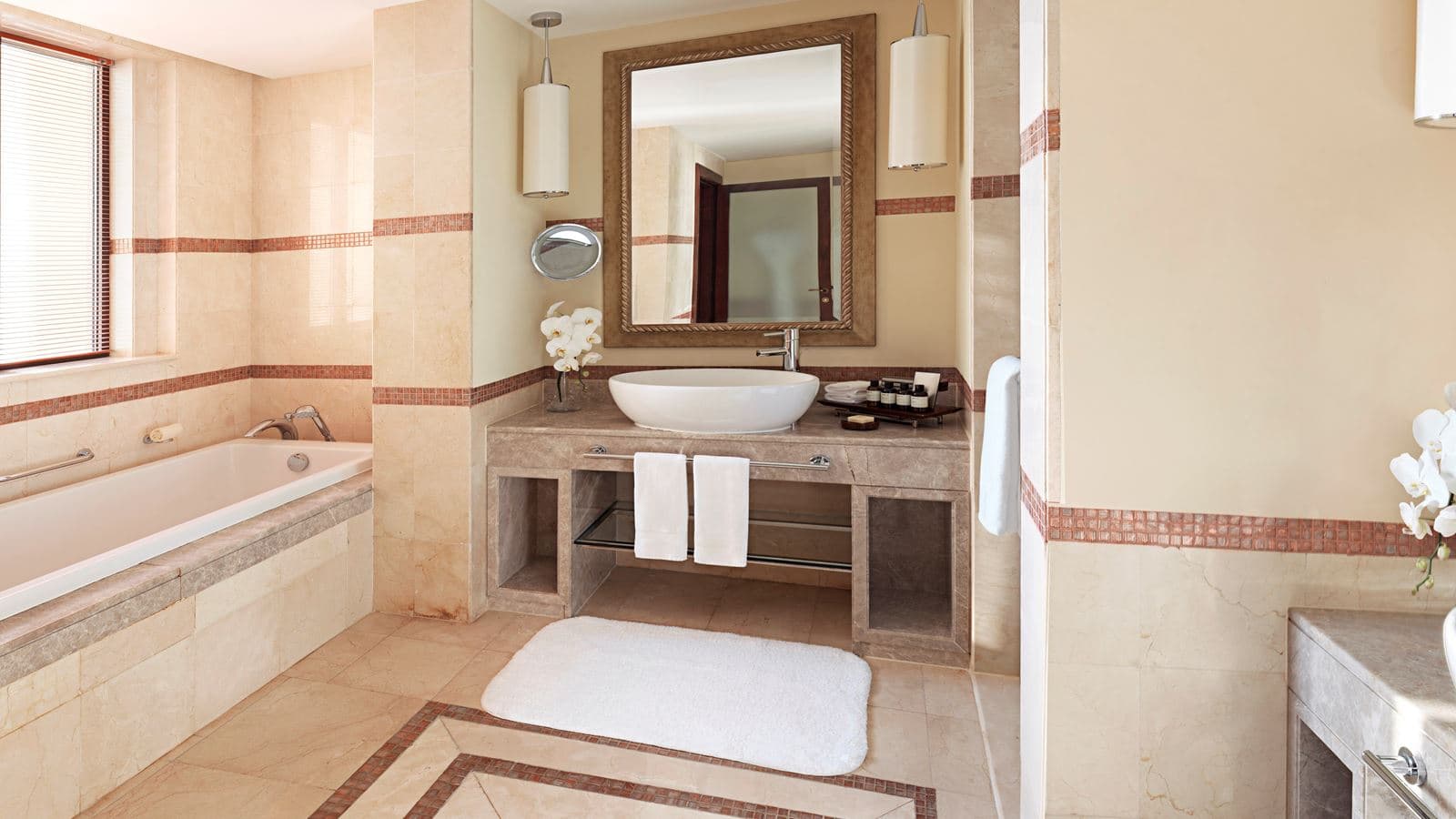 rooms-corner-jacuzzi-palm-sea-view-suite